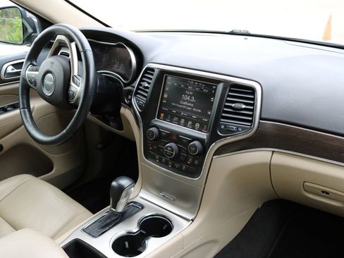 Used 2017 Jeep Grand Cherokee Limited image 18