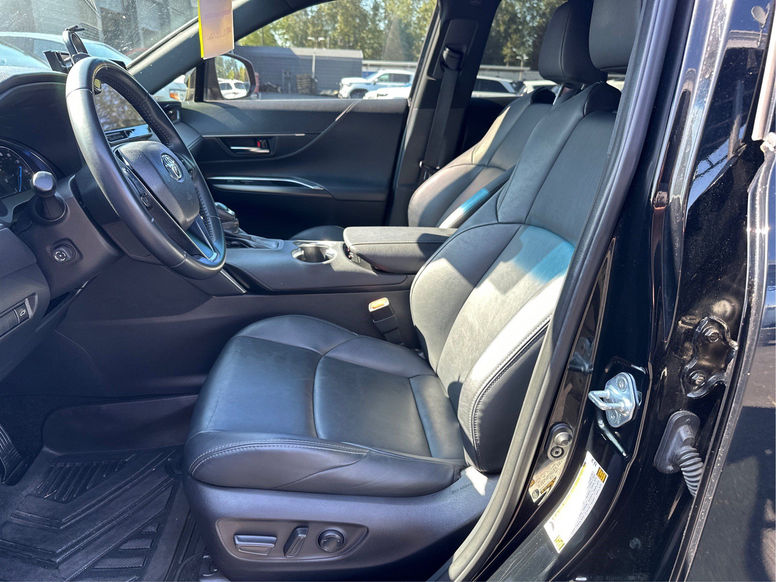 Used 2023 Toyota Venza XLE AWD/4WD image 9