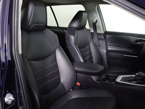 Used 2021 Toyota RAV4 XLE Premium image 28