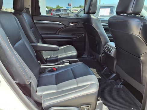 Used 2018 Toyota Highlander Limited Platinum FWD image 21