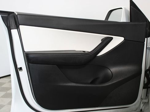 Used 2022 Tesla Model Y Long Range AWD/4WD image 6