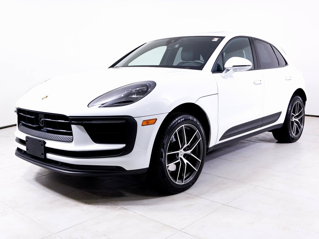 Certified 2025 Porsche Macan AWD/4WD image 1