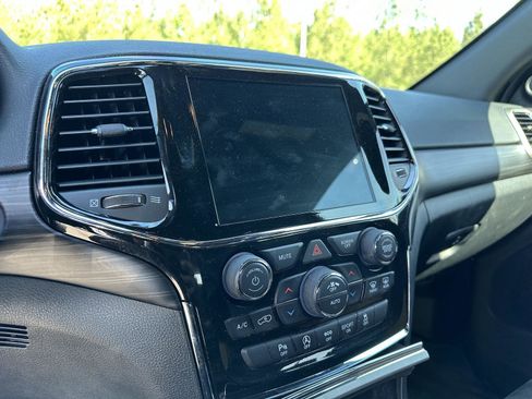 Used 2022 Jeep Grand Cherokee Laredo X image 12