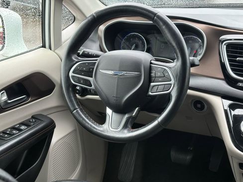 Used 2019 Chrysler Pacifica Touring-L FWD image 12