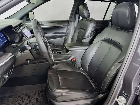 Used 2024 Jeep Grand Cherokee Limited w/ Luxury Tech Group II AWD/4WD image 8