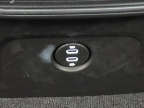 Certified 2025 Porsche Macan AWD/4WD image 34
