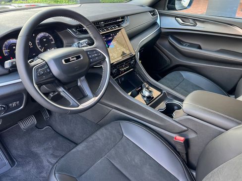 New 2025 Jeep Grand Cherokee Altitude image 10