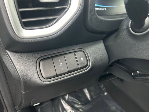 Used 2025 Hyundai Venue SEL image 21