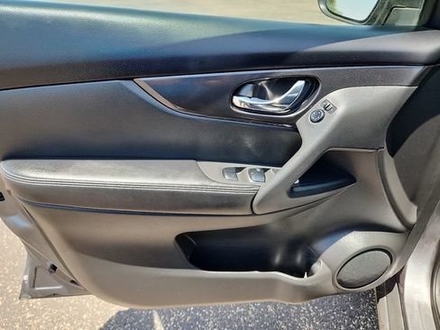 Used 2018 Nissan Rogue SV AWD/4WD image 13