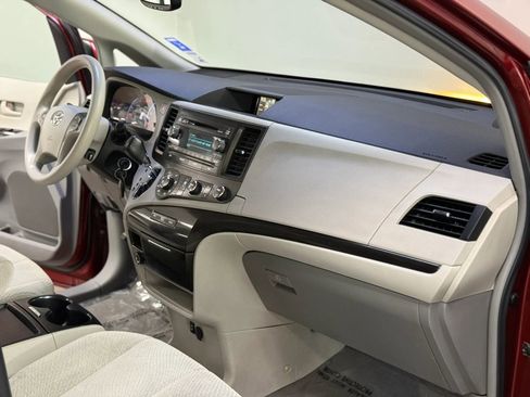 Used 2011 Toyota Sienna LE FWD image 21
