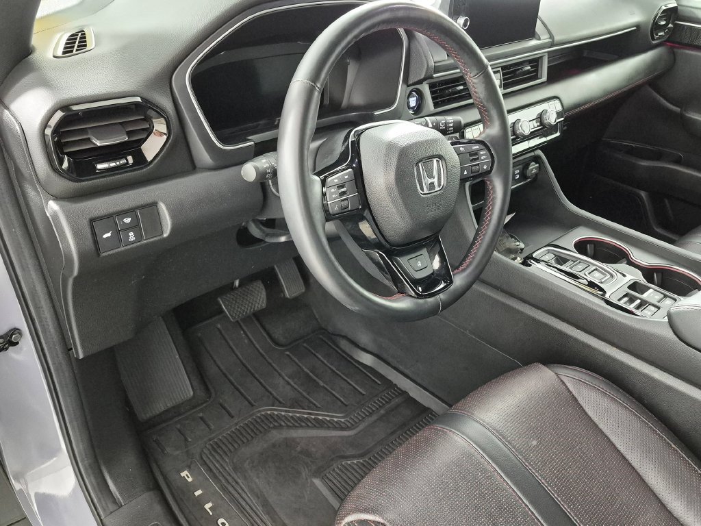 Used 2025 Honda Pilot Black Edition image 11