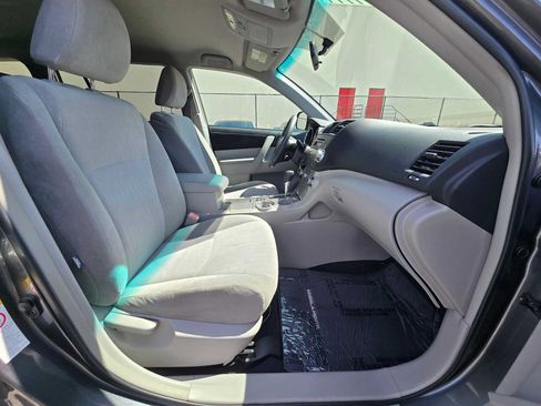 Used 2011 Toyota Highlander 2WD w/ Tow Pkg image 11