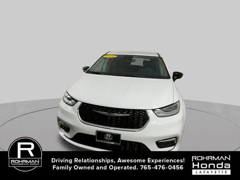 Used 2024 Chrysler Pacifica Touring-L FWD image 3