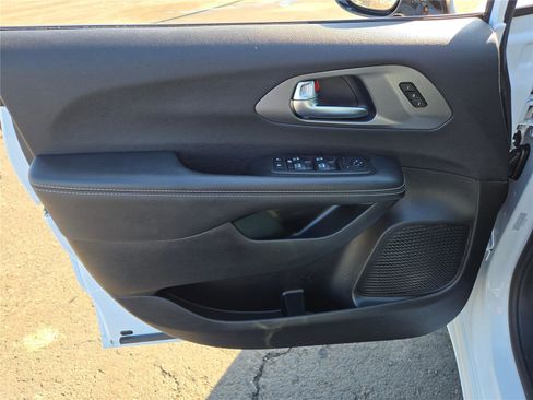 Certified 2025 Chrysler Pacifica Select image 22