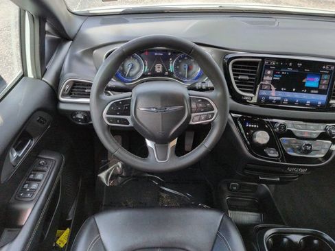 Used 2025 Chrysler Pacifica Select FWD image 15