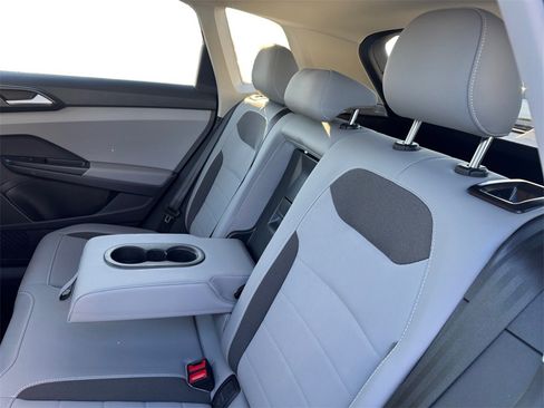 Used 2022 Volkswagen Taos SE image 19