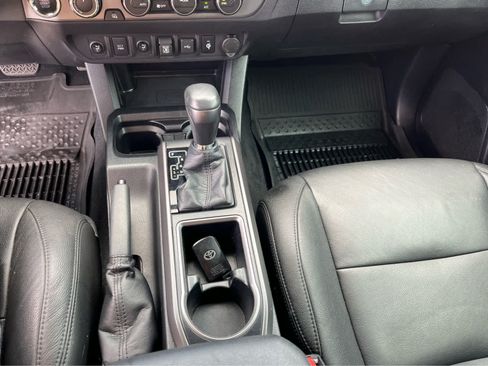 Used 2021 Toyota Tacoma TRD Off-Road AWD/4WD image 18