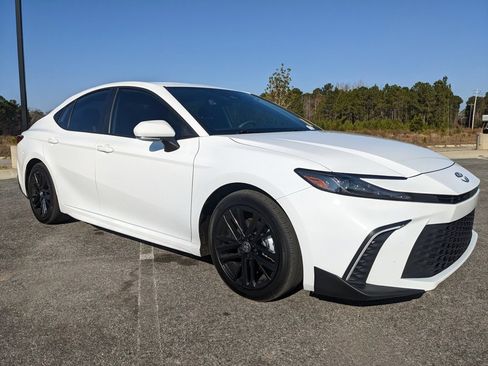 Used 2025 Toyota Camry SE image 17