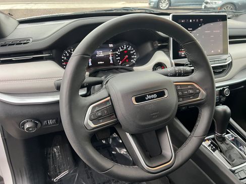 Used 2025 Jeep Compass Limited image 28