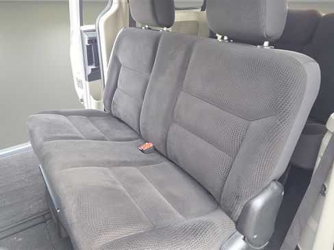 Used 2018 Dodge Grand Caravan SE w/ UConnect Hands-Free Group image 18