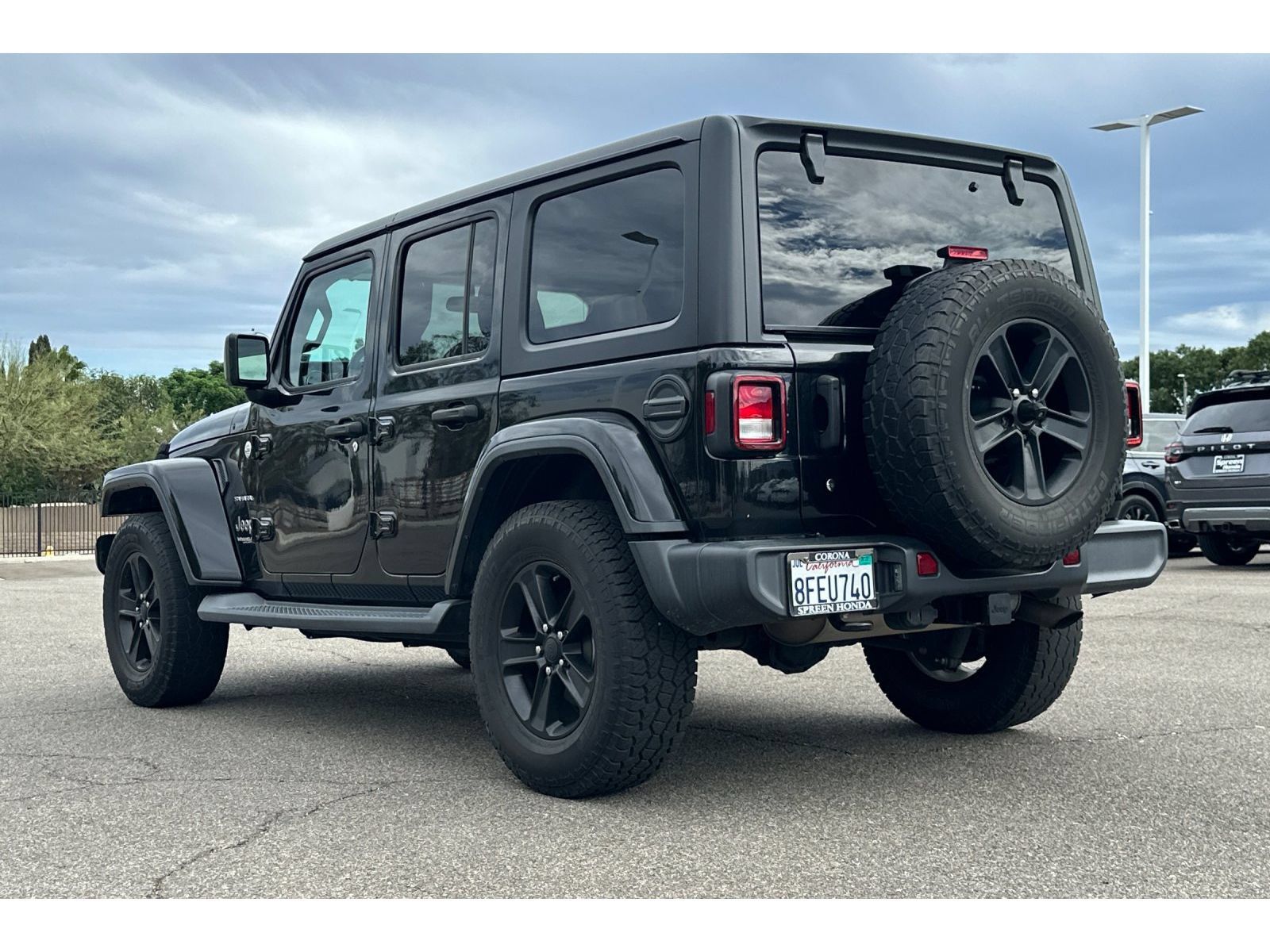Used 2018 Jeep Wrangler Unlimited Sahara AWD/4WD image 3