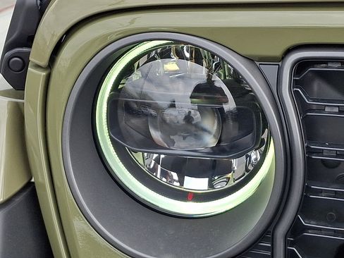 Used 2026 Jeep Gladiator Willys AWD/4WD image 6