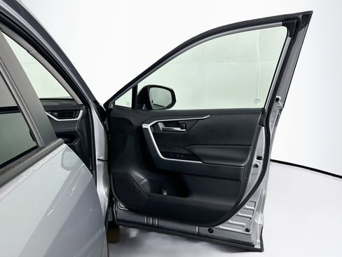 Used 2025 Toyota RAV4 XLE image 31