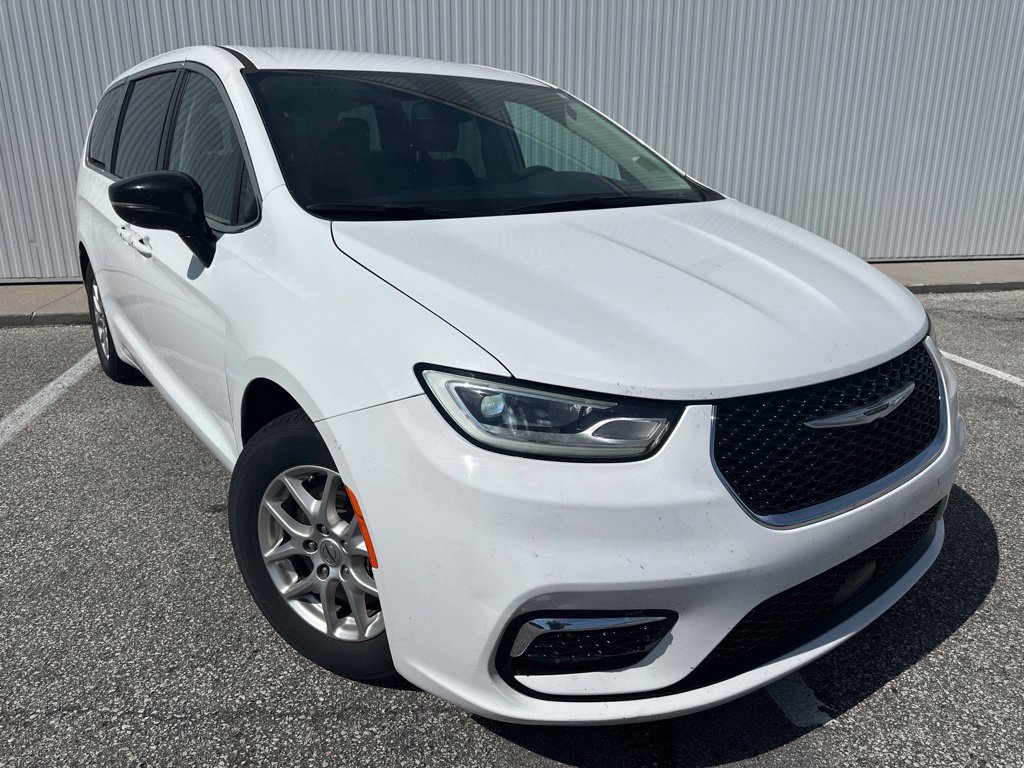 Used 2024 Chrysler Pacifica Touring-L FWD image 8