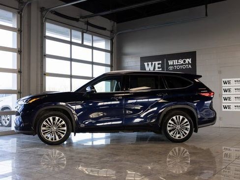 Used 2023 Toyota Highlander Platinum image 1