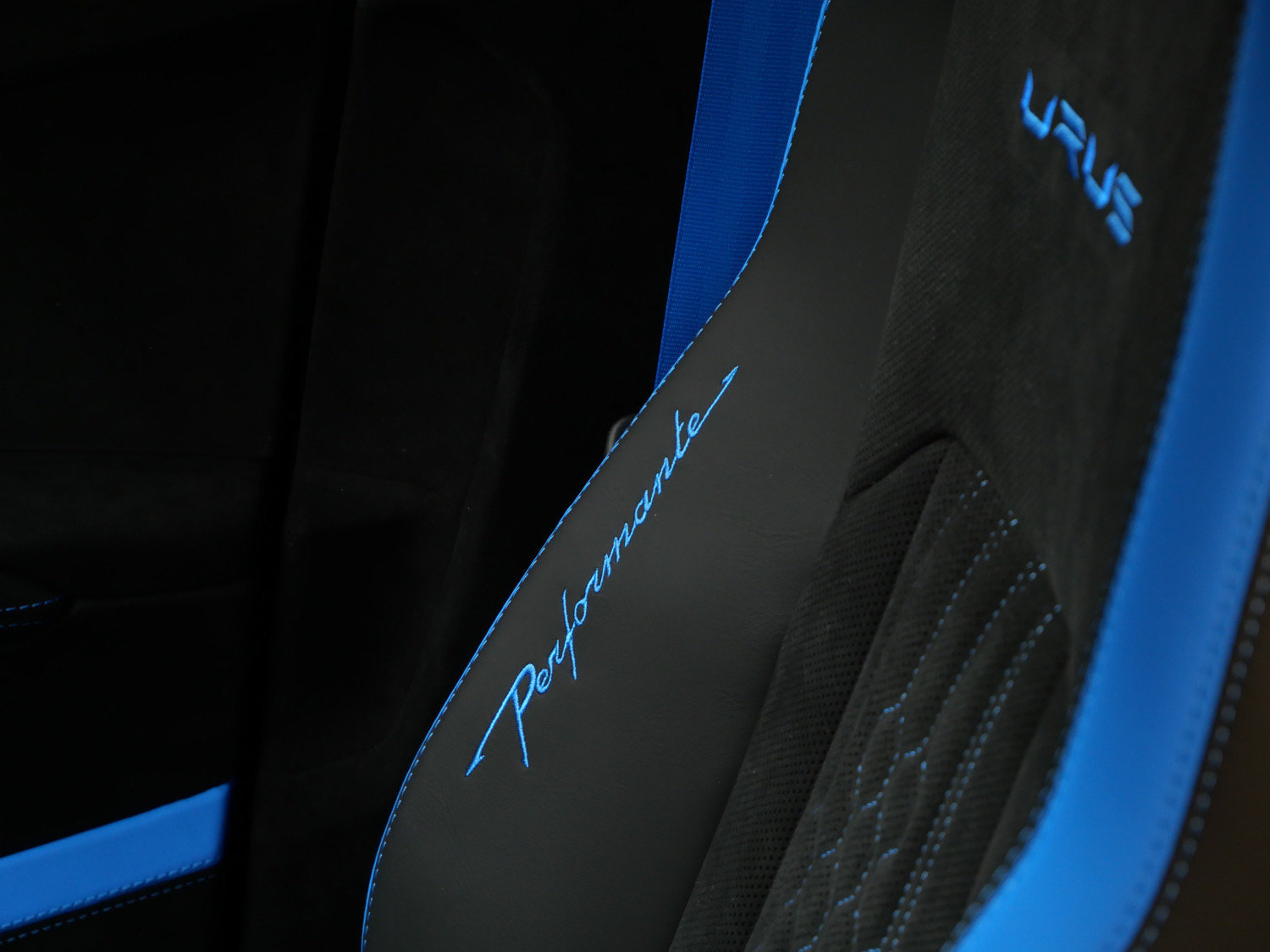 Used 2024 Lamborghini Urus Performante AWD/4WD image 28