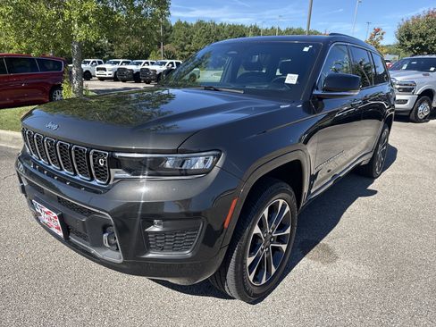 Used 2022 Jeep Grand Cherokee L Overland w/ Advanced Protech Group III AWD/4WD image 3