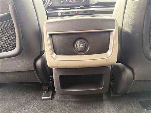 Used 2022 Kia Carnival LX image 23