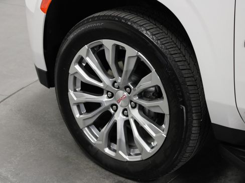 Used 2024 GMC Yukon XL Denali AWD/4WD image 10