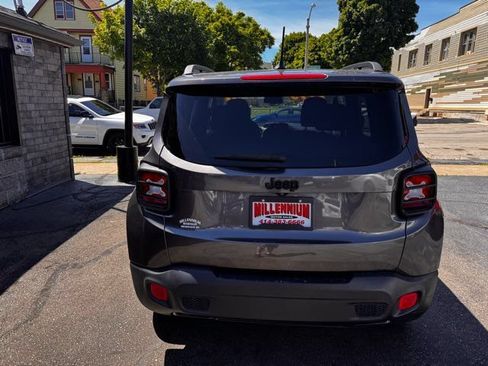Used 2017 Jeep Renegade Altitude FWD image 5