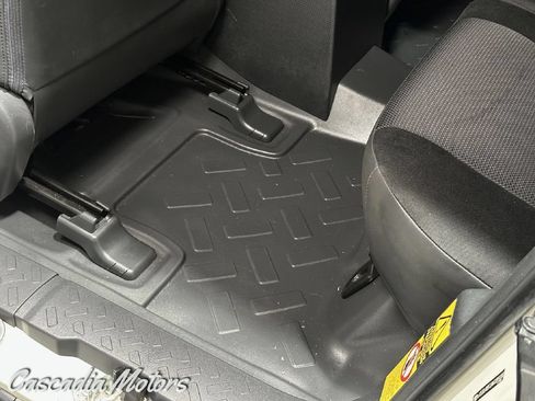 Used 2010 Toyota FJ Cruiser 4WD image 23
