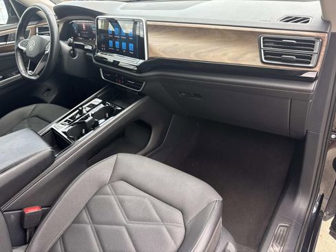Used 2024 Volkswagen Atlas SE FWD image 11