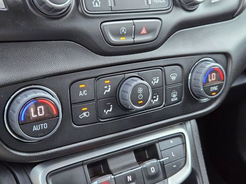 Used 2024 GMC Terrain SLT image 17