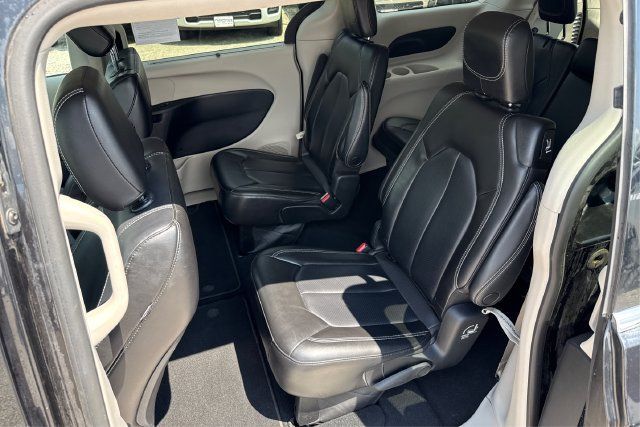 Used 2023 Chrysler Pacifica Touring-L FWD image 10
