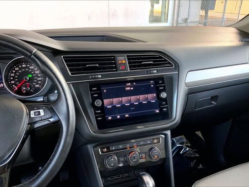 Used 2019 Volkswagen Tiguan SE w/ Panoramic Sunroof Package image 6