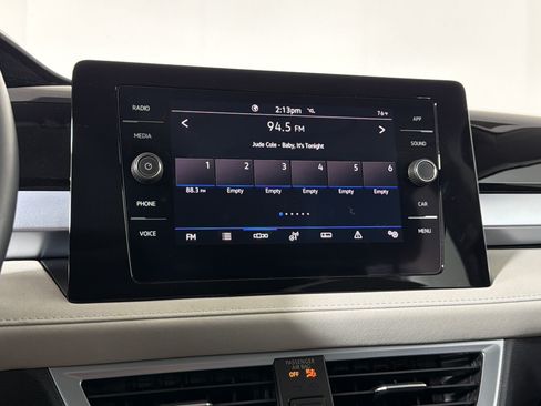 Used 2025 Volkswagen Taos SE w/ Panoramic Sunroof Package FWD image 18