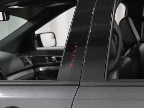 Used 2018 Ford Explorer XLT w/ Equipment Group 202A image 4