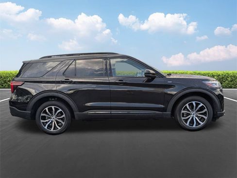 Used 2025 Ford Explorer ST-Line AWD/4WD image 3
