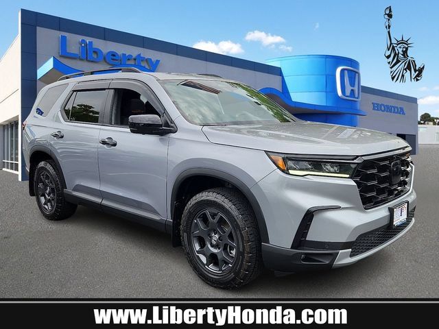 Used 2025 Honda Pilot TrailSport image 1