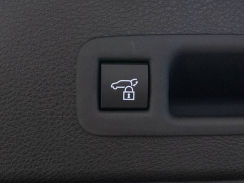 Certified 2025 Toyota Sienna XLE w/ XLE Plus Package FWD image 40