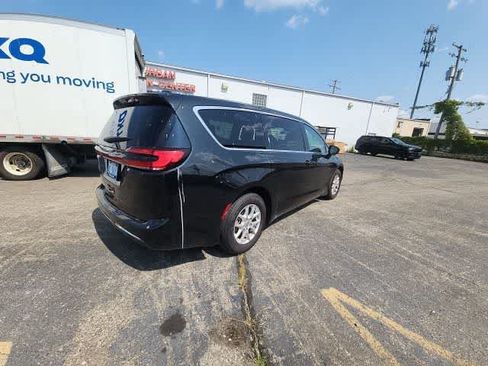 Used 2023 Chrysler Pacifica Touring-L FWD image 16