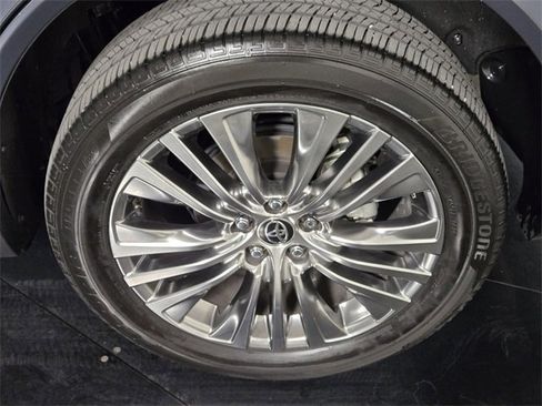 Used 2024 Toyota Venza Limited image 11