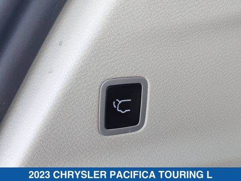 Used 2023 Chrysler Pacifica Touring-L FWD image 34