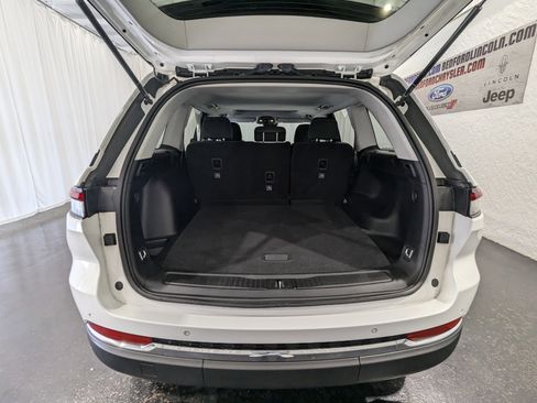 Used 2023 Jeep Grand Cherokee Laredo image 9