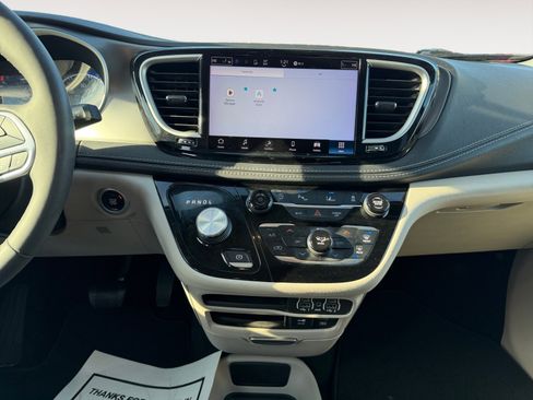 Used 2022 Chrysler Pacifica Touring-L image 11