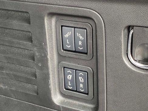 Used 2025 Chevrolet Traverse RS image 6